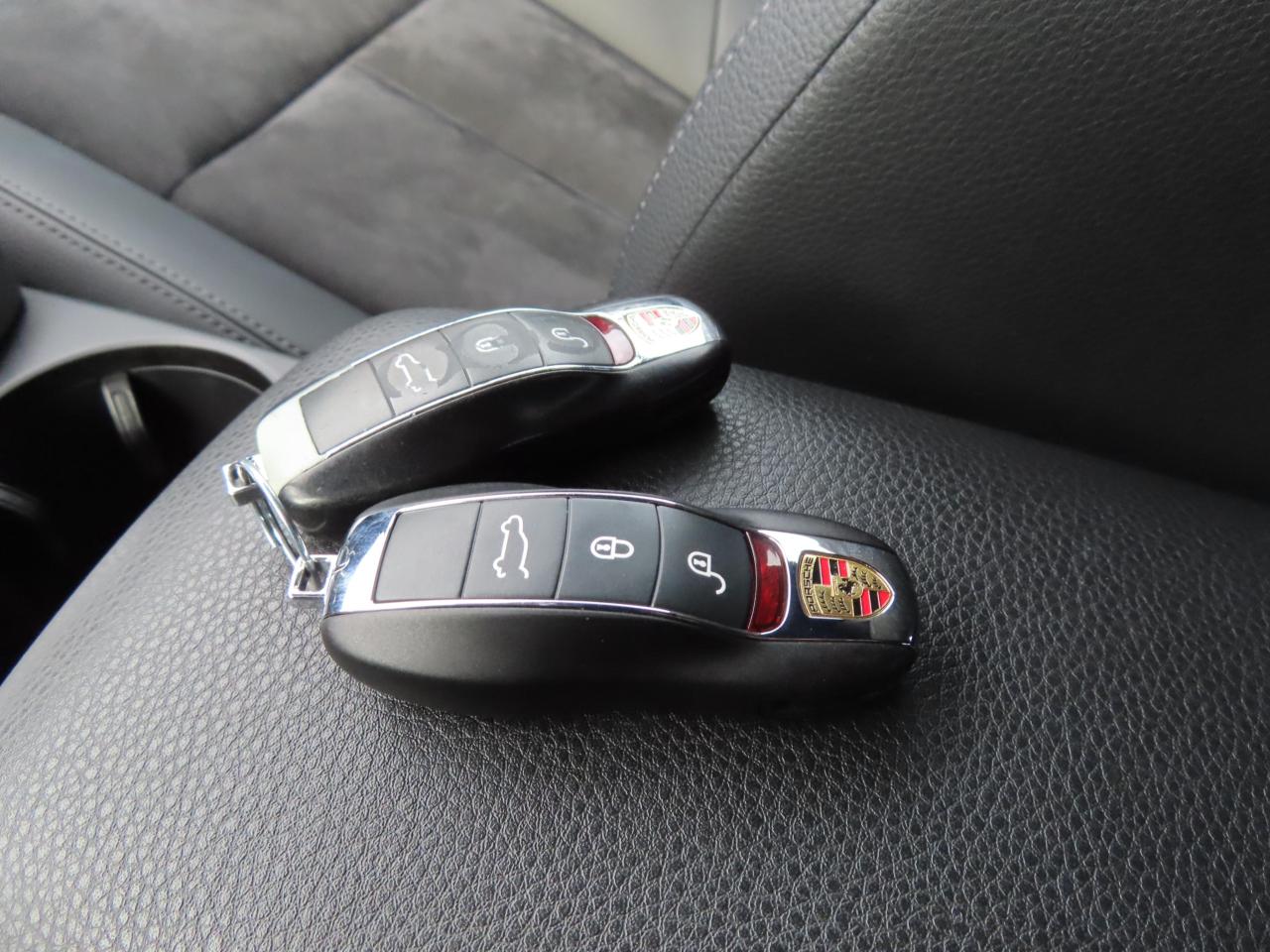 2015 Porsche Macan S - AWD - Navigation - Leather - Low Kms !! Photo