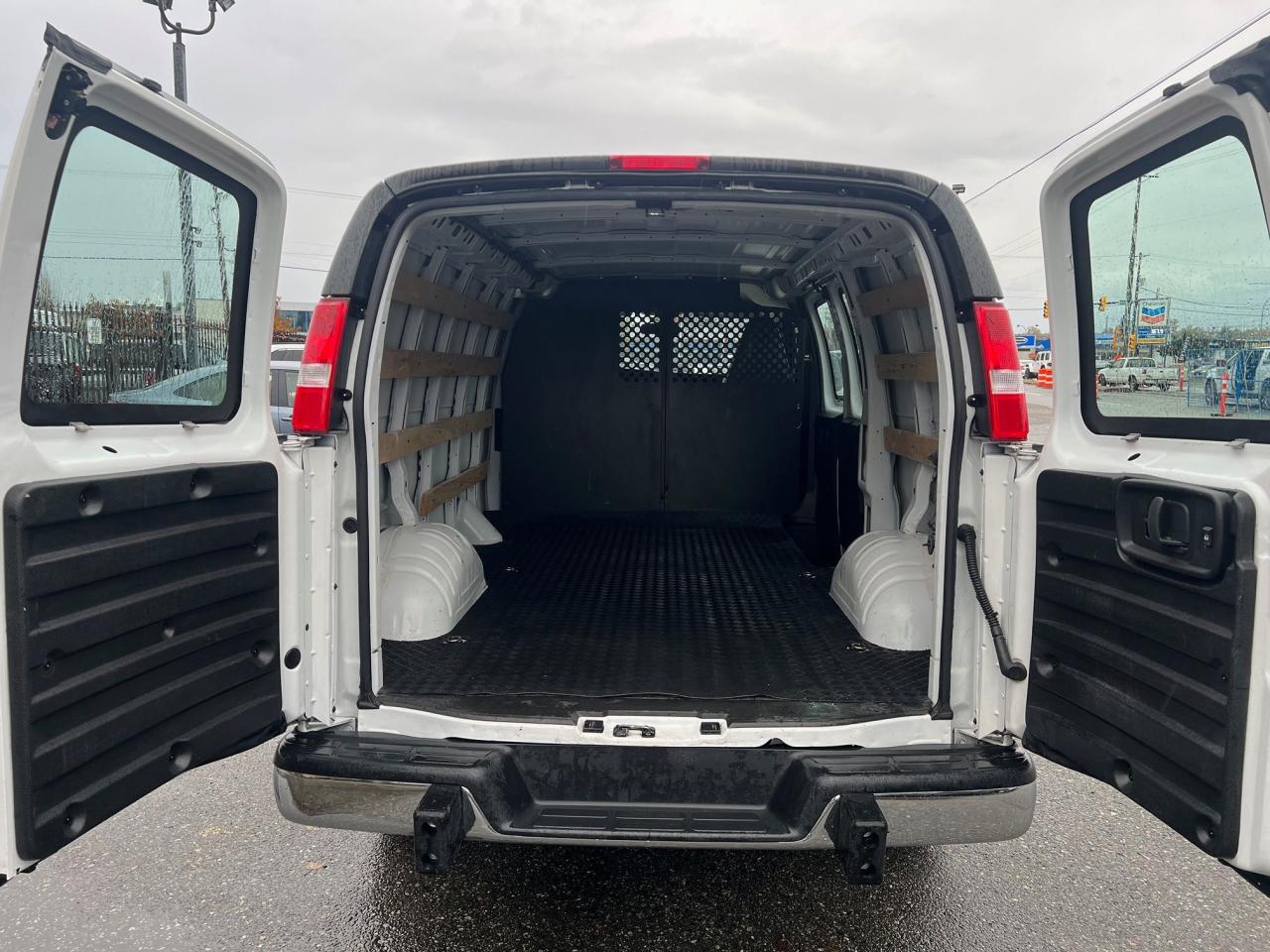 2023 GMC Savana Cargo Van RWD 2500 135" Photo7