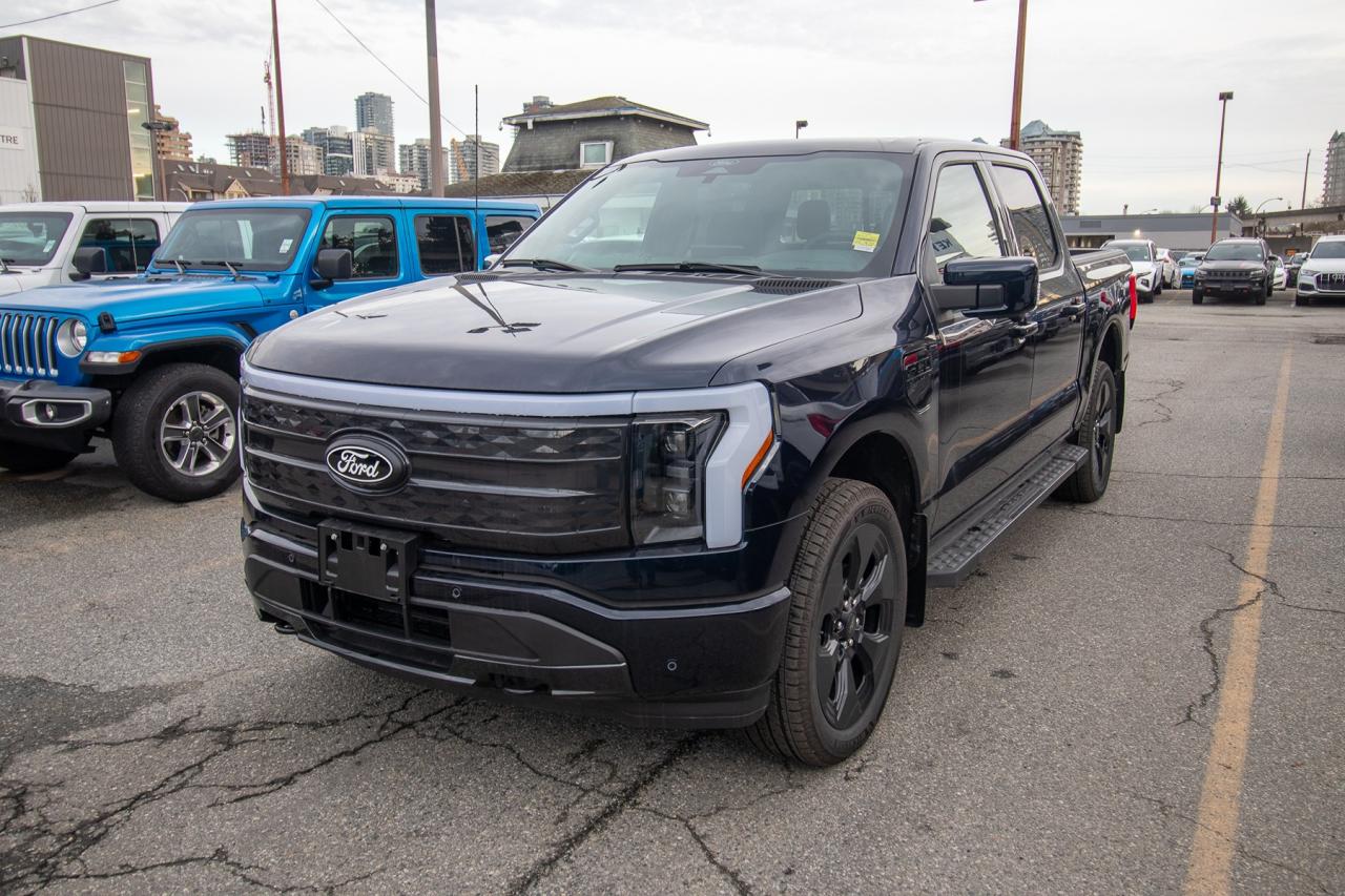 2025 Ford F-150 Lightning Platinum 4WD SuperCrew Photo1