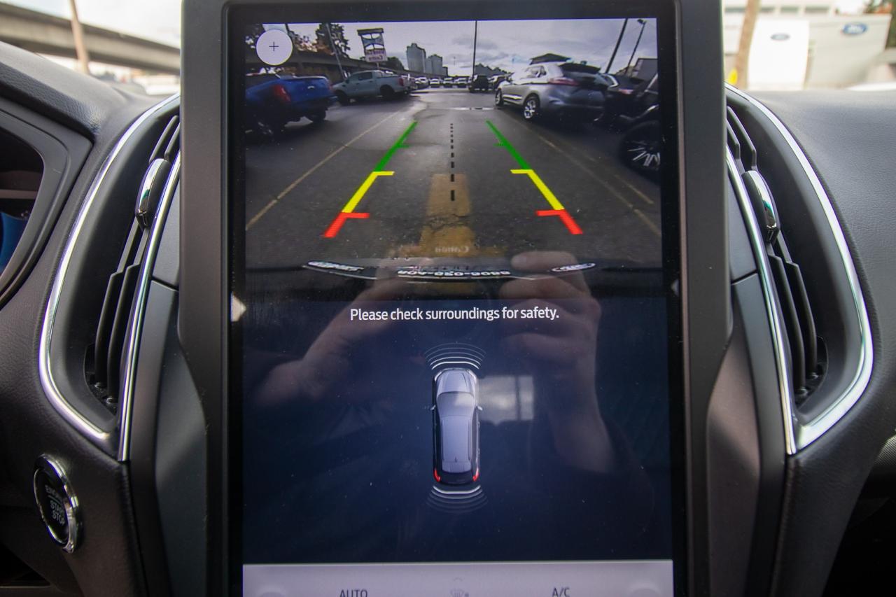 2024 Ford Edge Titanium AWD Photo5