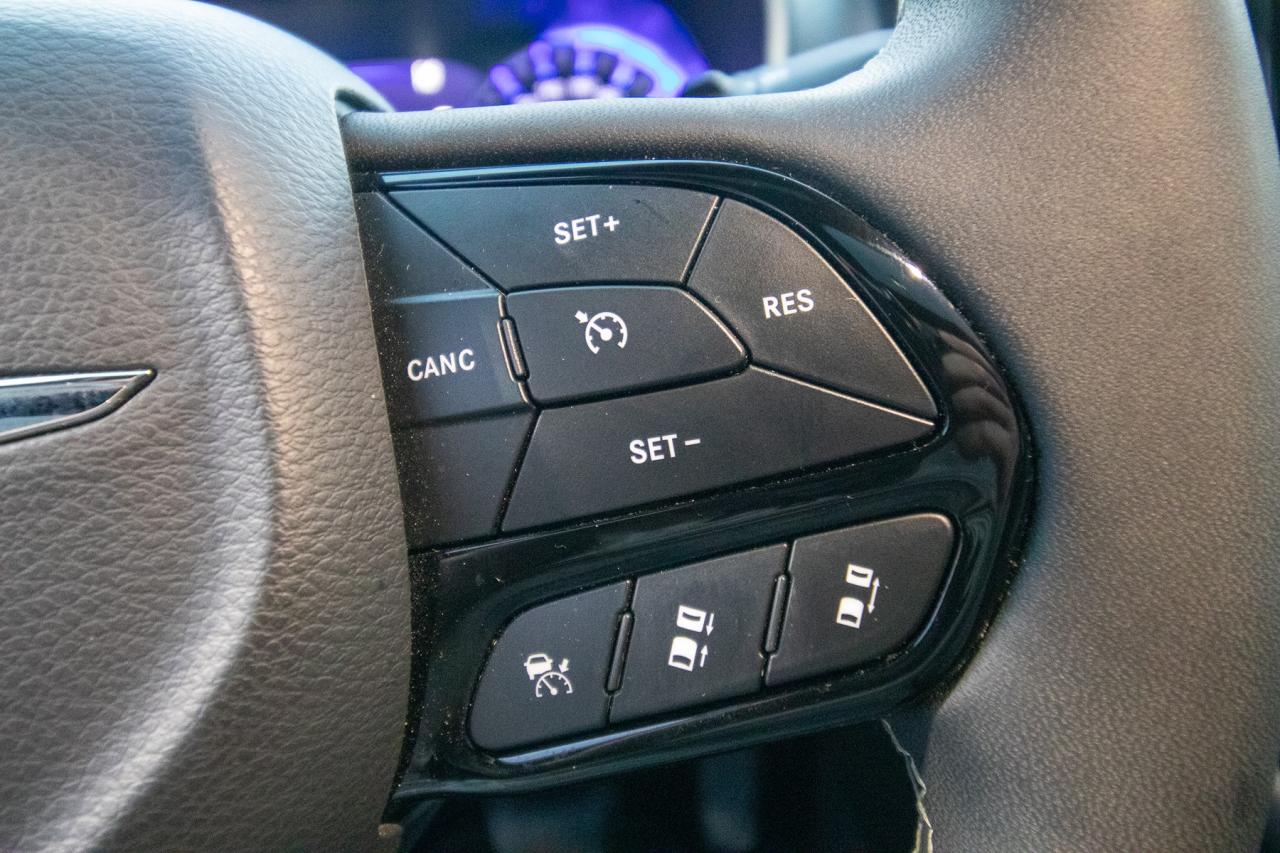 2023 Chrysler Pacifica Touring L Photo5