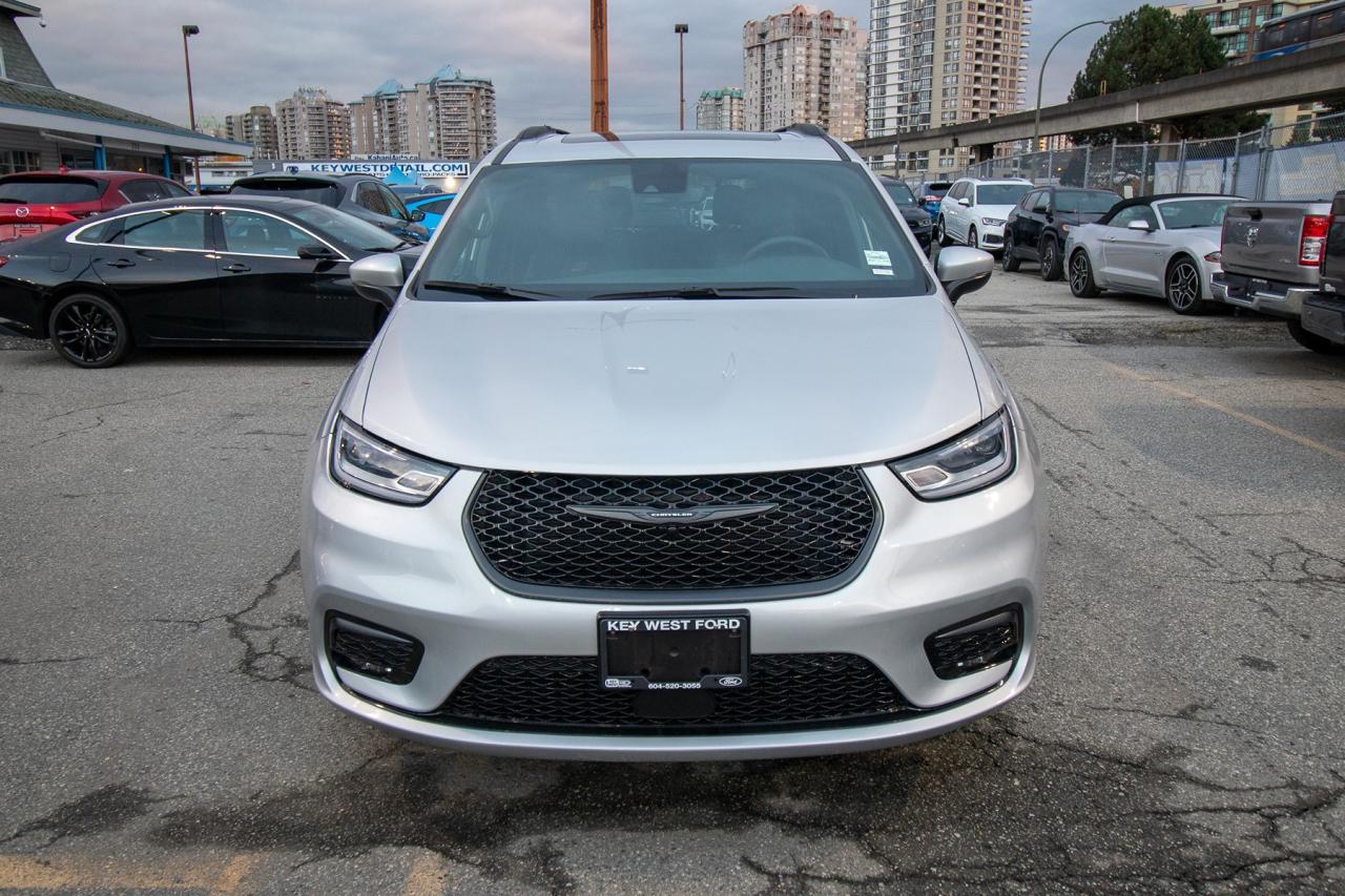 2023 Chrysler Pacifica Touring L Photo3