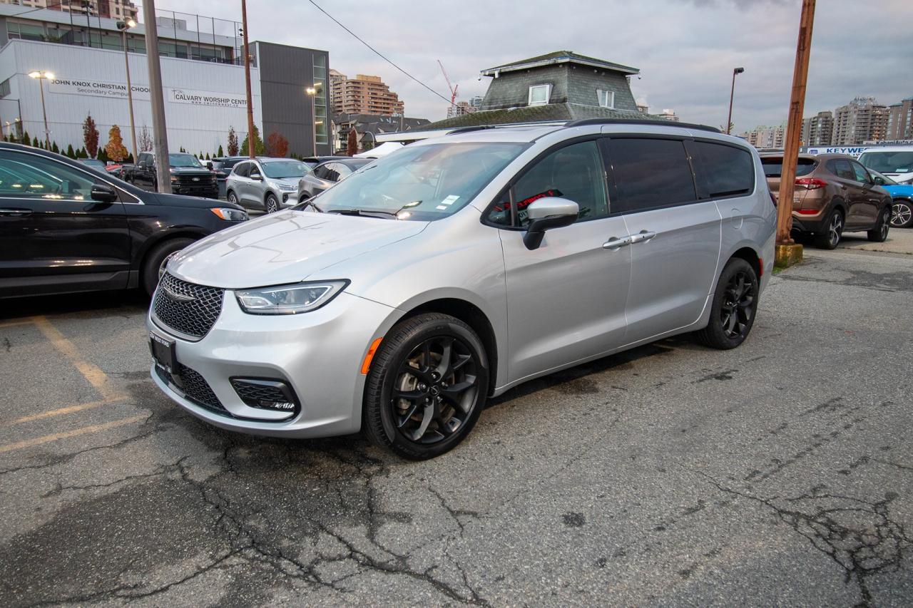 2023 Chrysler Pacifica Touring L Photo2