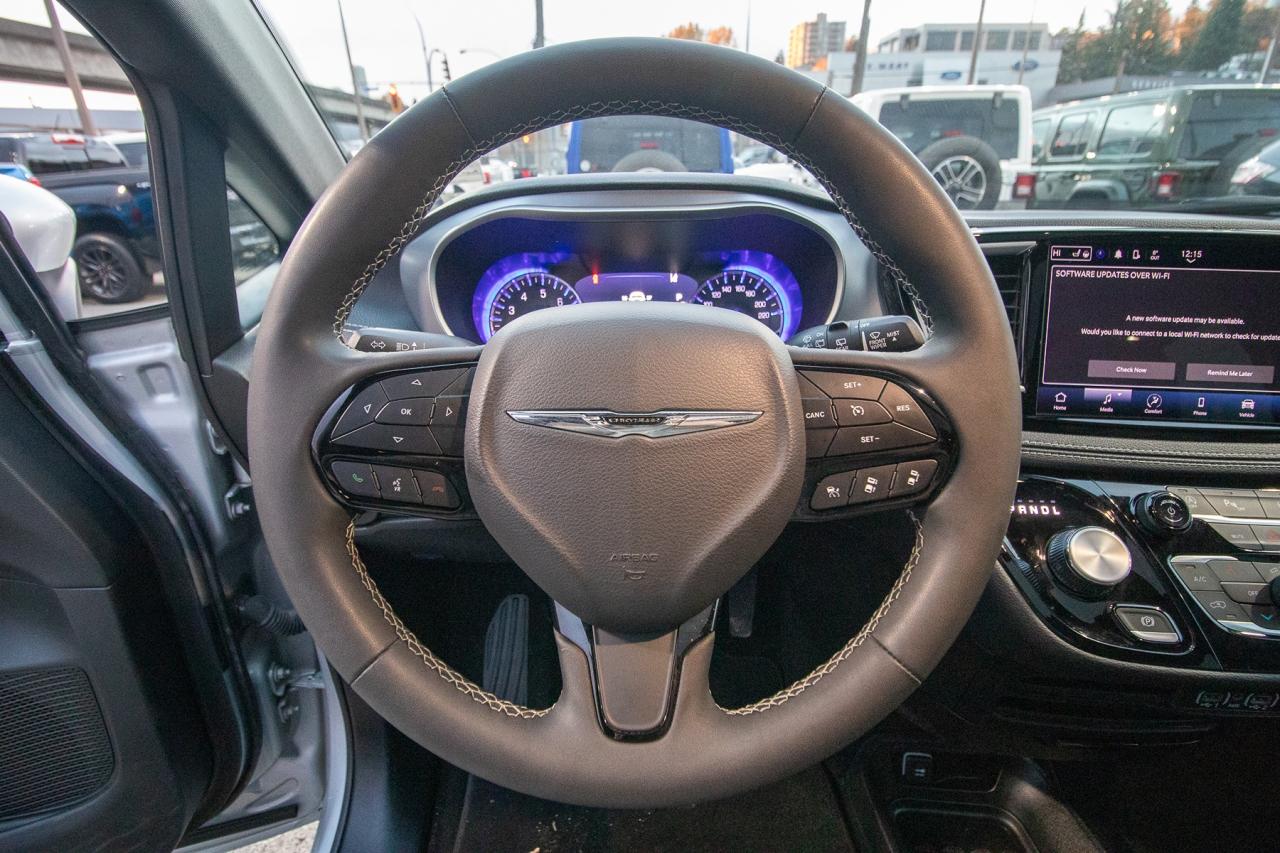2023 Chrysler Pacifica Touring L Photo5