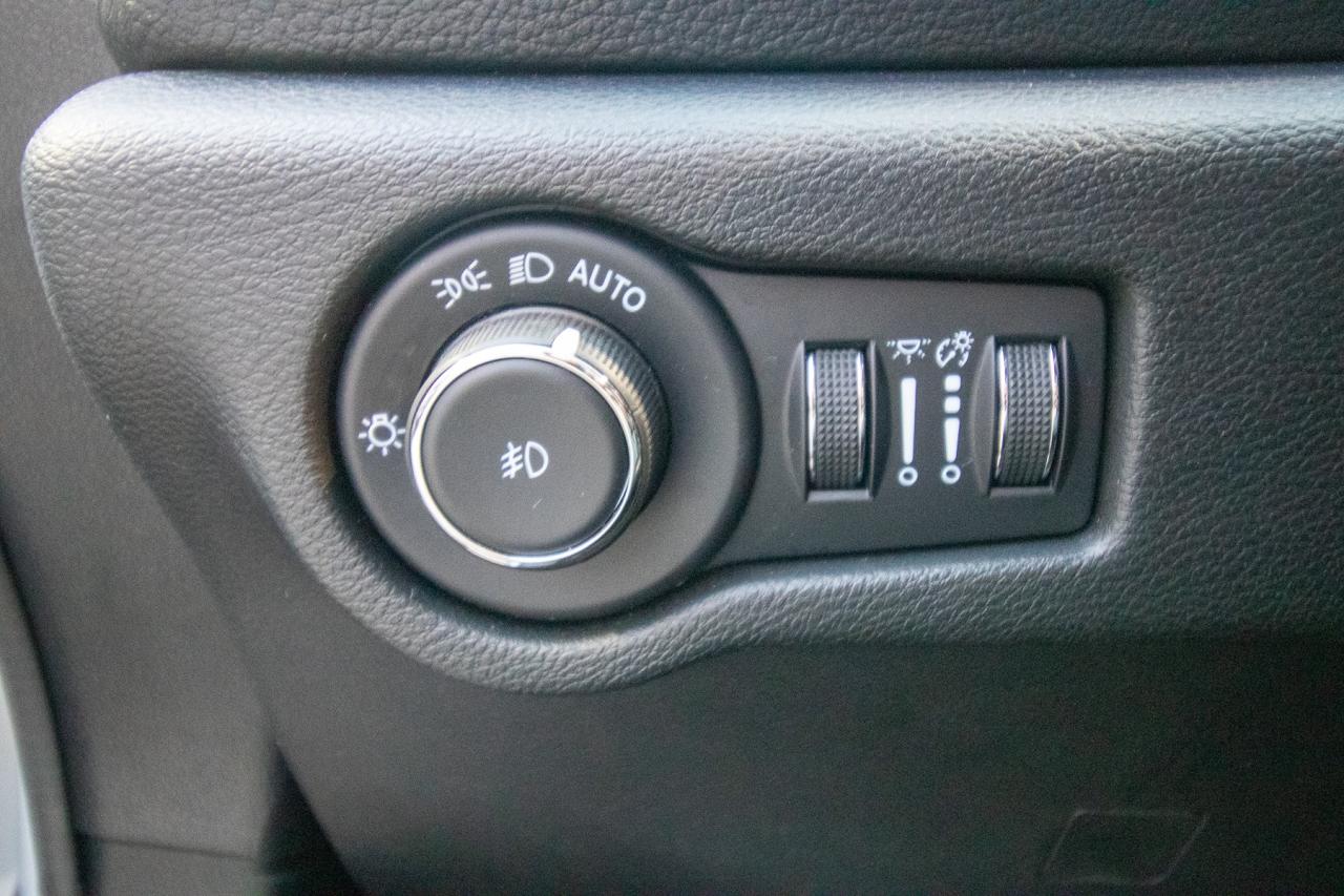 2023 Chrysler Pacifica Touring L Photo5