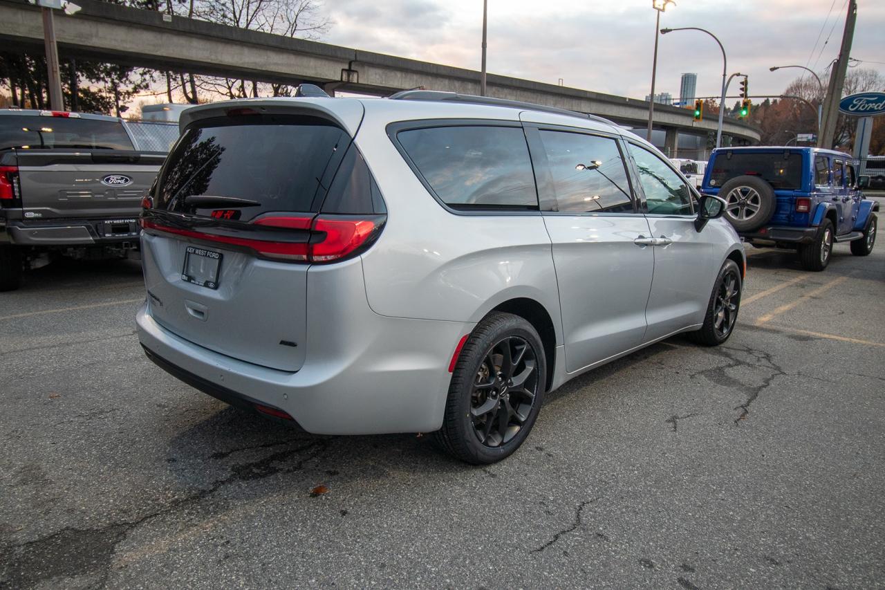 2023 Chrysler Pacifica Touring L Photo5