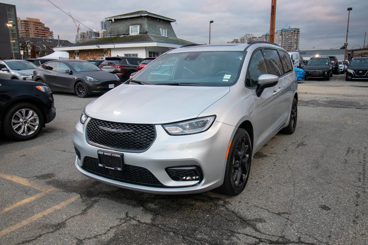 2023 Chrysler Pacifica Touring L Photo1