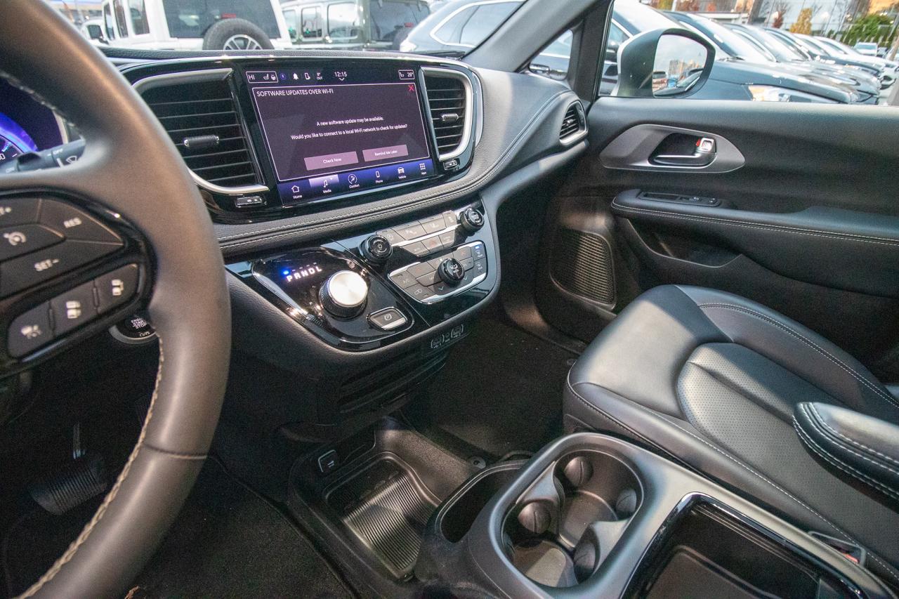 2023 Chrysler Pacifica Touring L Photo5