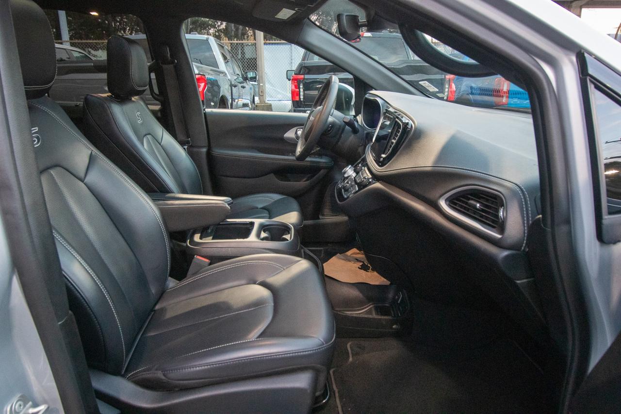 2023 Chrysler Pacifica Touring L Photo5