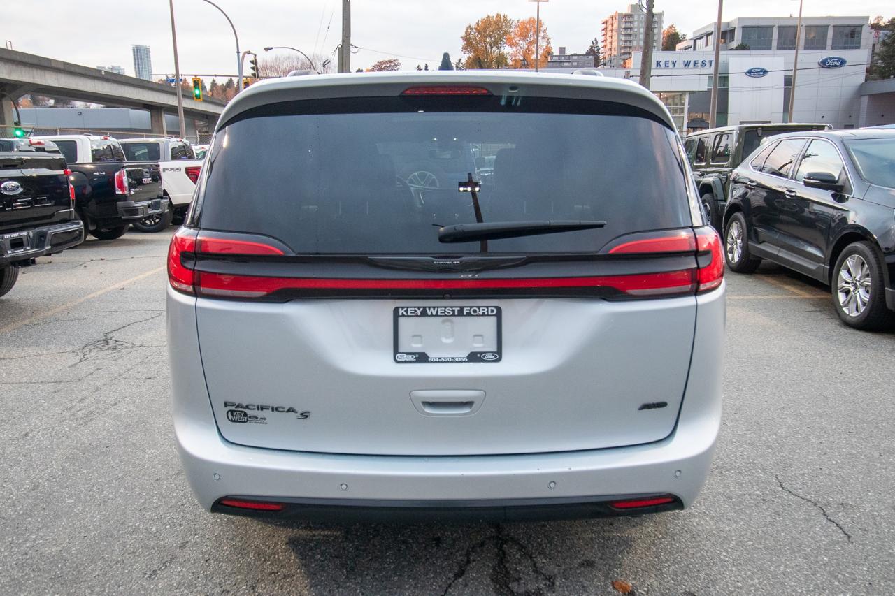 2023 Chrysler Pacifica Touring L Photo5