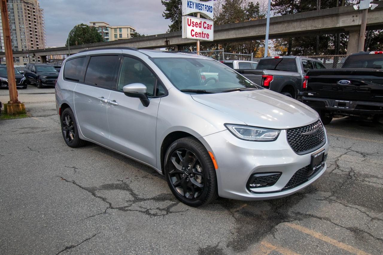 2023 Chrysler Pacifica Touring L Photo4