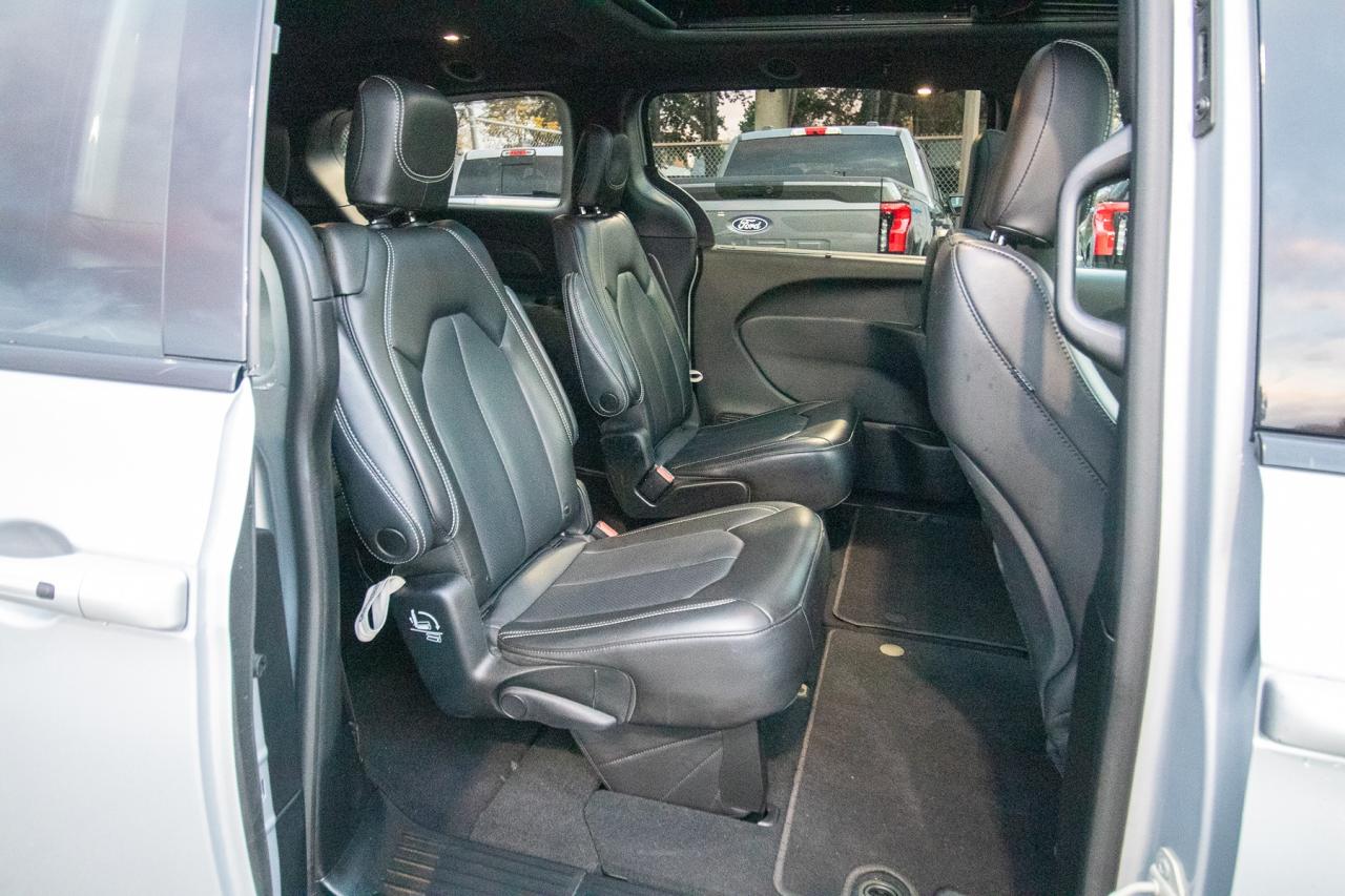 2023 Chrysler Pacifica Touring L Photo5