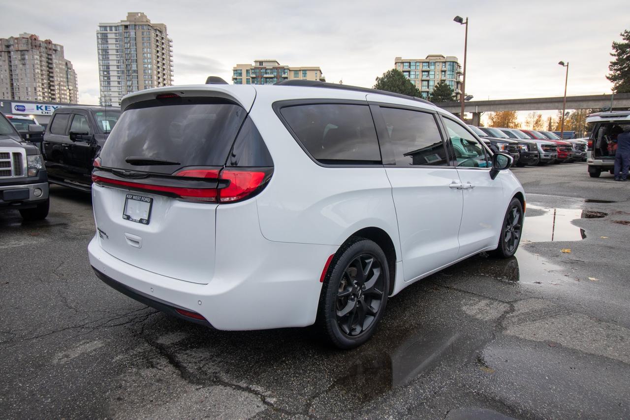 2023 Chrysler Pacifica Touring L Photo5