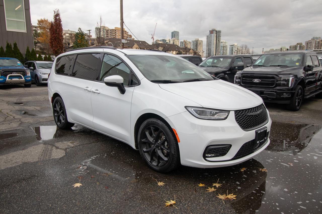 2023 Chrysler Pacifica Touring L Photo3