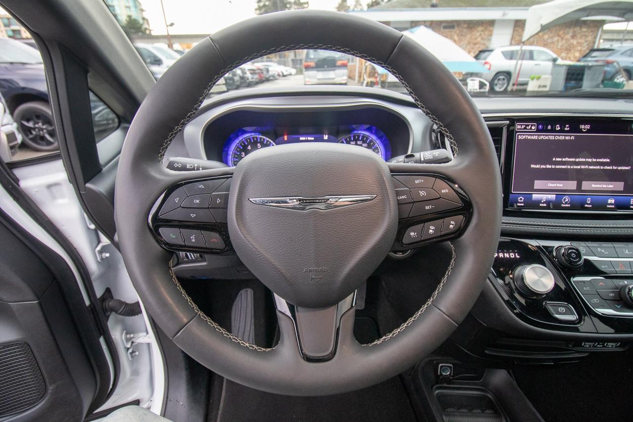 2023 Chrysler Pacifica Touring L Photo5