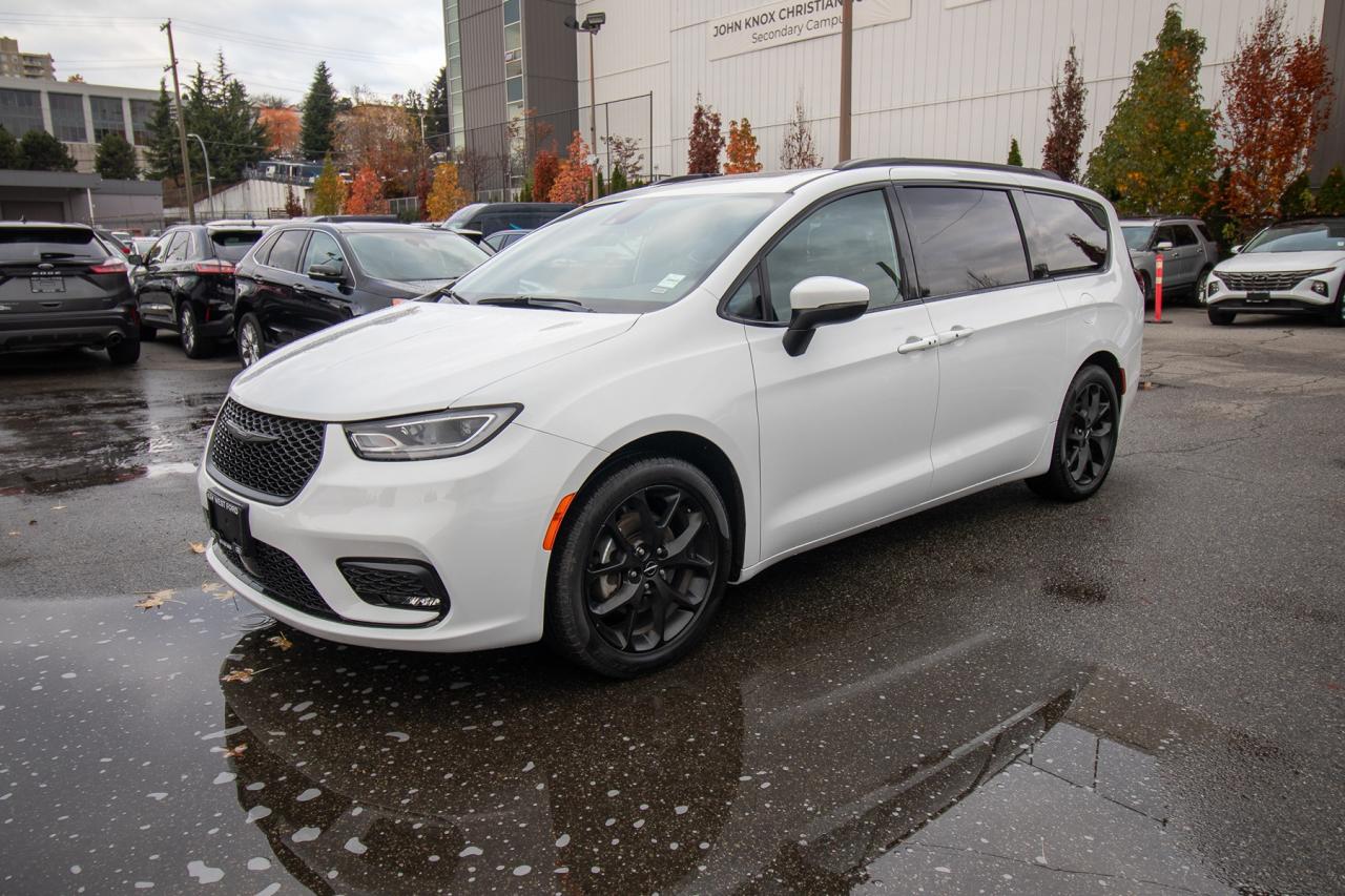 2023 Chrysler Pacifica Touring L Photo1