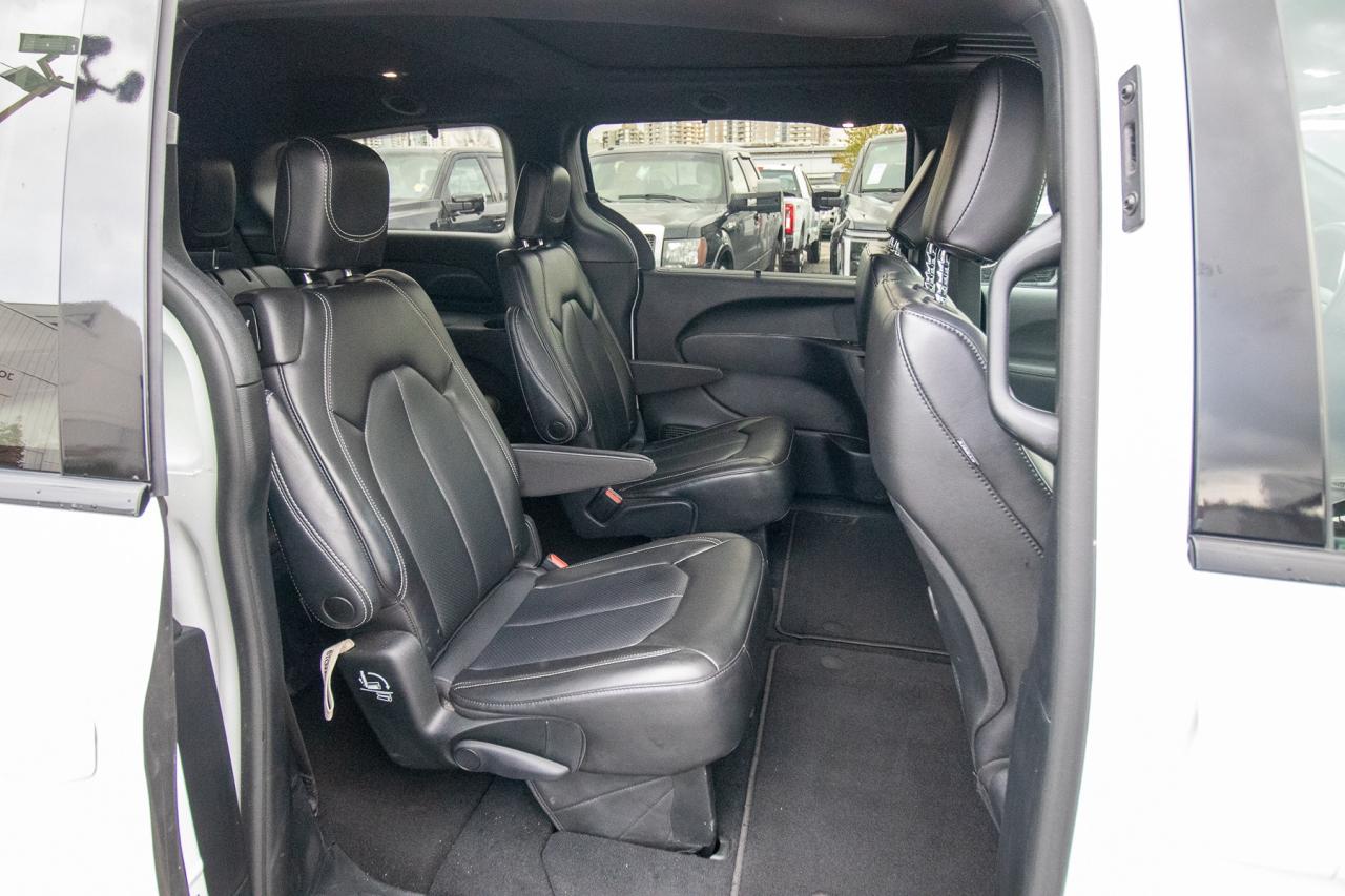 2023 Chrysler Pacifica Touring L Photo5