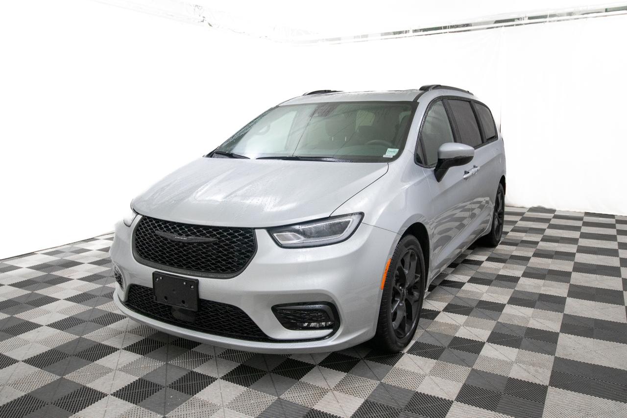 2023 Chrysler Pacifica Touring L Photo1