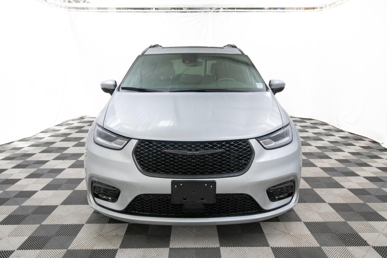 2023 Chrysler Pacifica Touring L Photo3