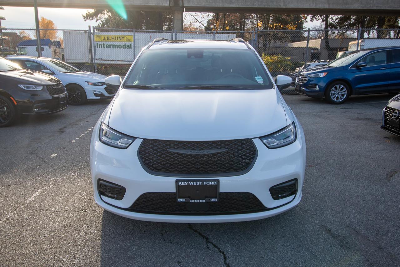 2023 Chrysler Pacifica Touring L Photo3