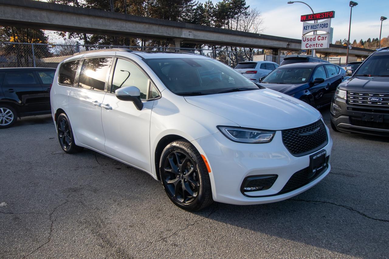 2023 Chrysler Pacifica Touring L Photo4
