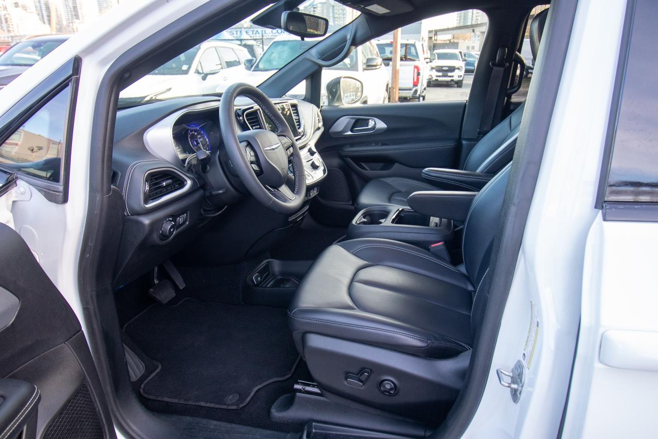 2023 Chrysler Pacifica Touring L Photo5