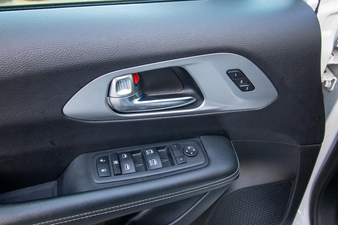 2023 Chrysler Pacifica Touring L Photo5