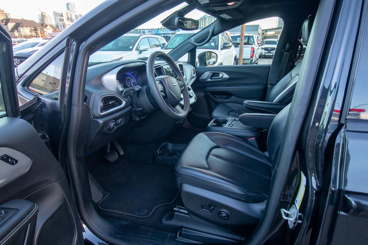 2023 Chrysler Pacifica Touring L Photo5