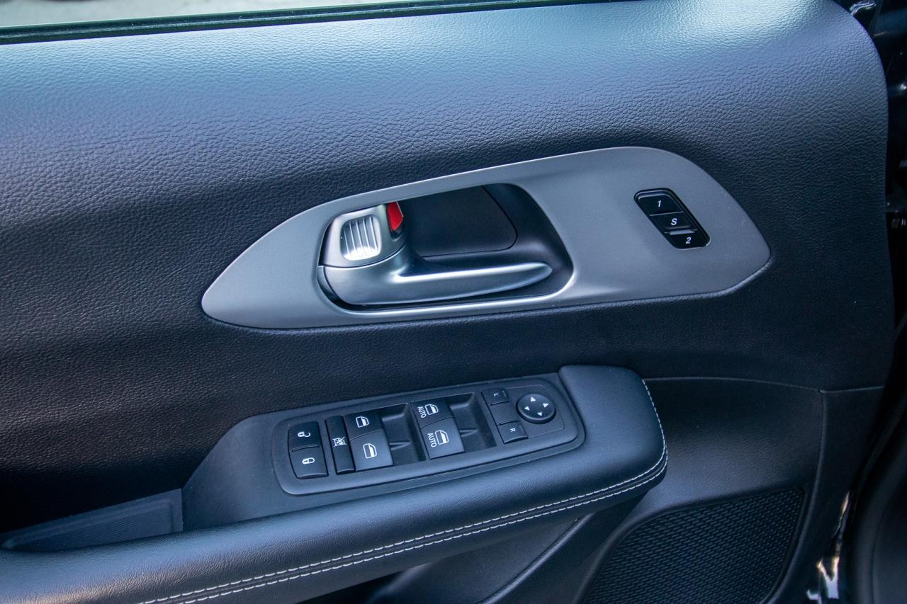2023 Chrysler Pacifica Touring L Photo5