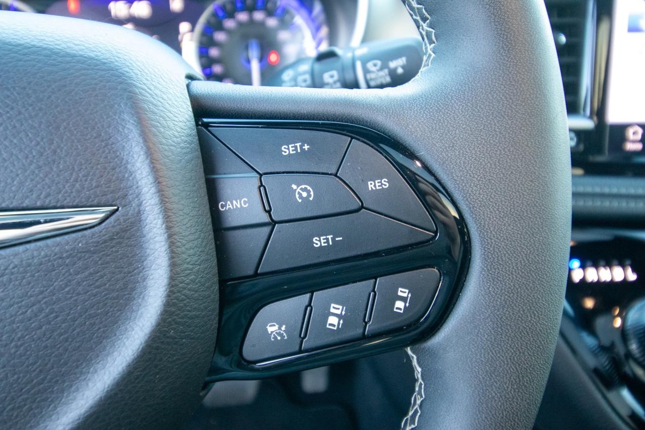 2023 Chrysler Pacifica Touring L Photo5