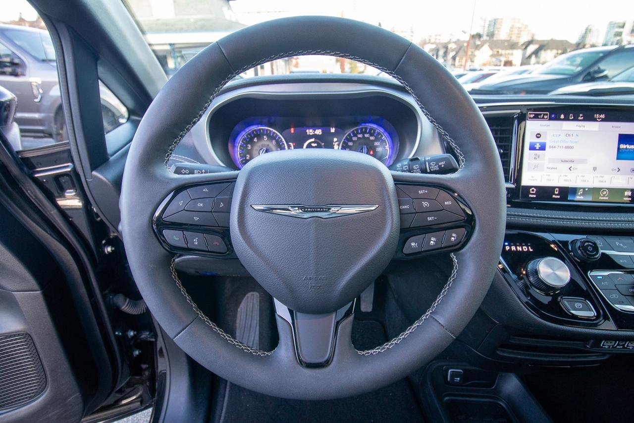2023 Chrysler Pacifica Touring L Photo5