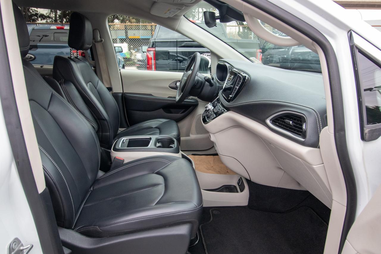 2023 Chrysler Pacifica Touring L Photo5