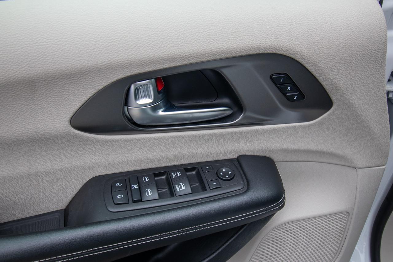 2023 Chrysler Pacifica Touring L Photo5