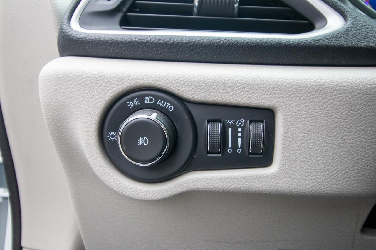 2023 Chrysler Pacifica Touring L Photo5