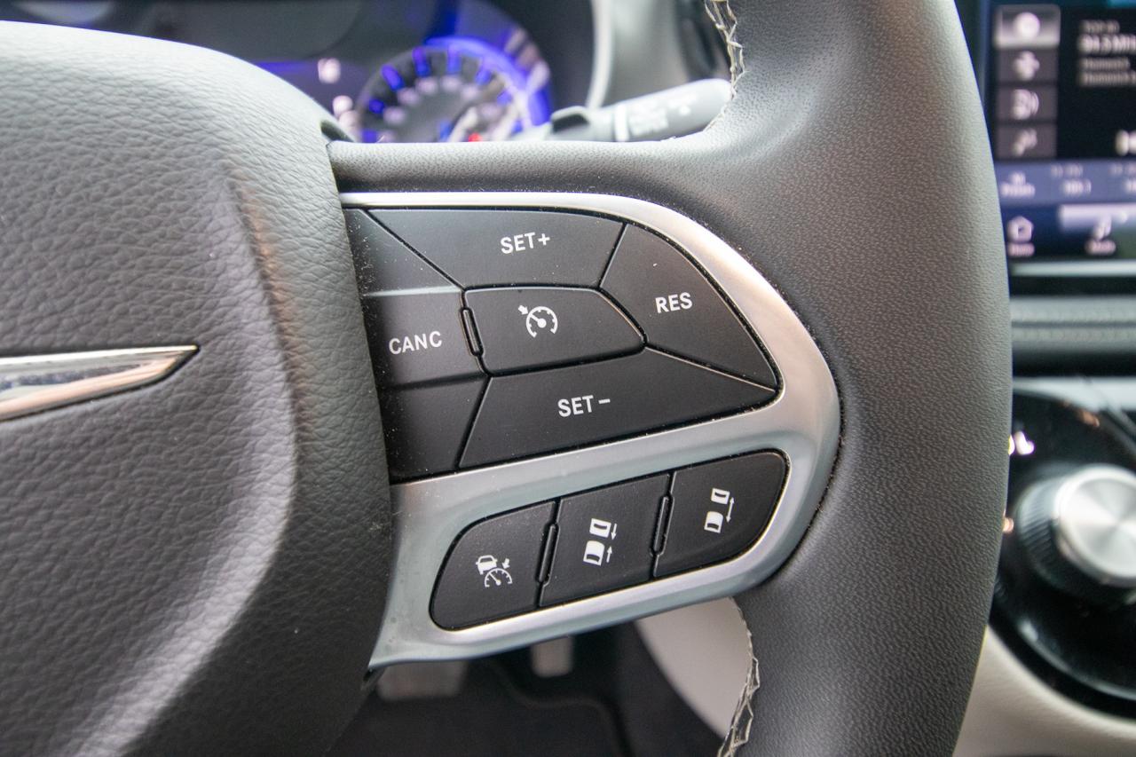 2023 Chrysler Pacifica Touring L Photo5