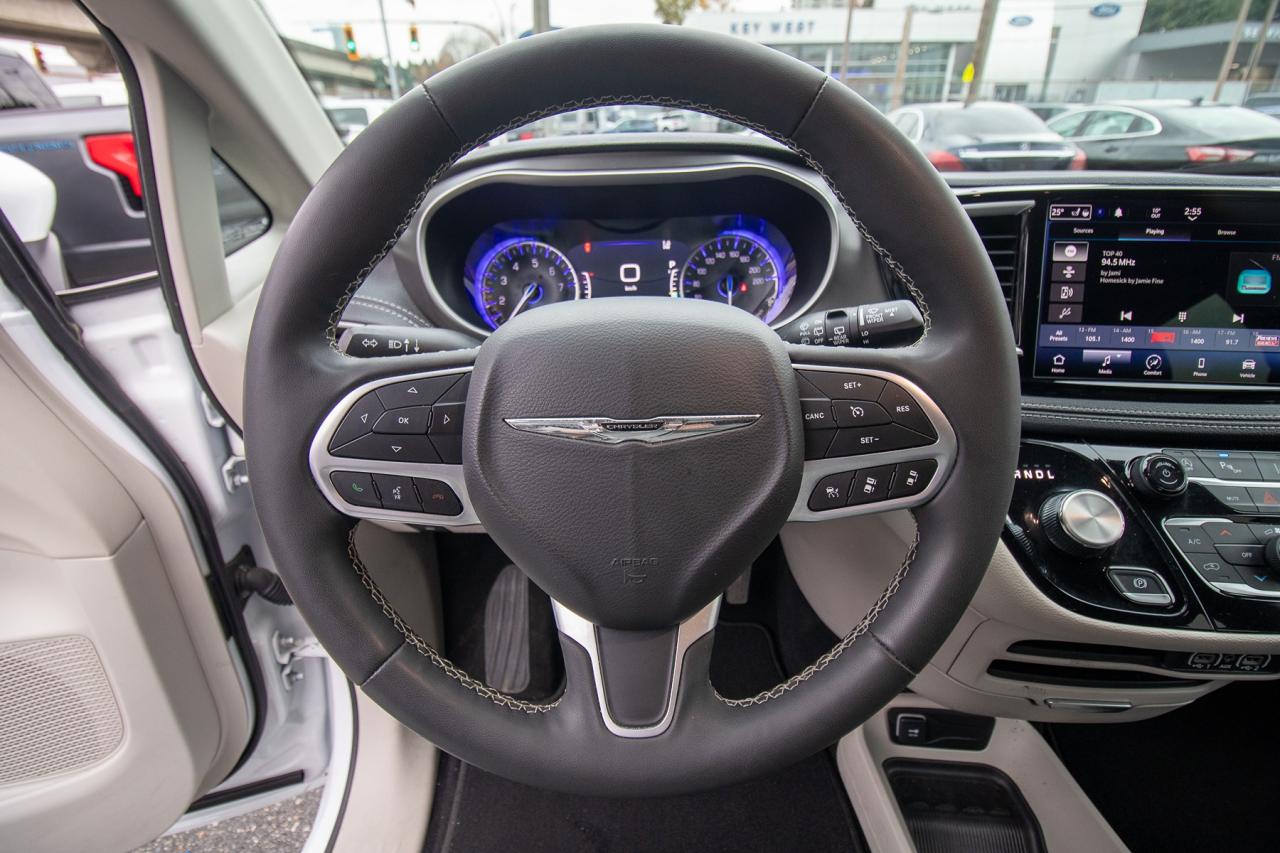 2023 Chrysler Pacifica Touring L Photo5