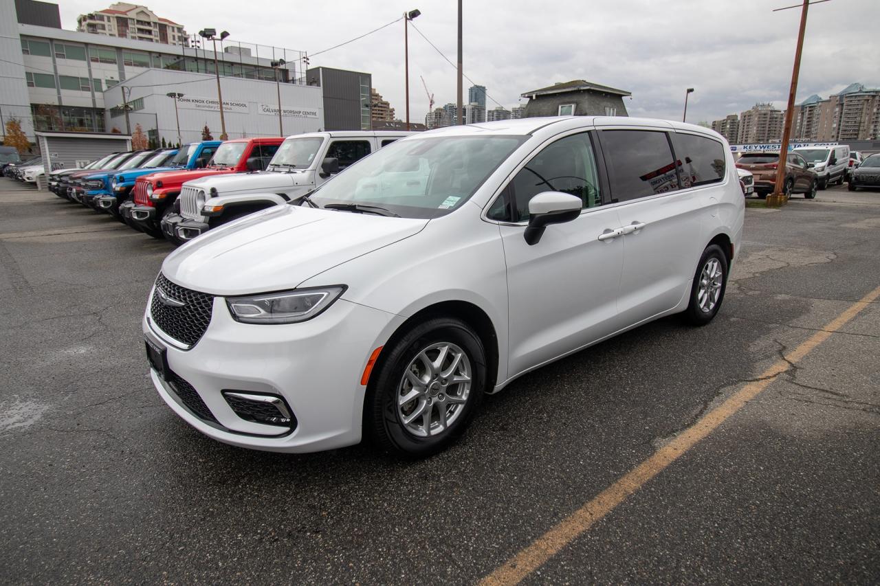 2023 Chrysler Pacifica Touring L Photo2
