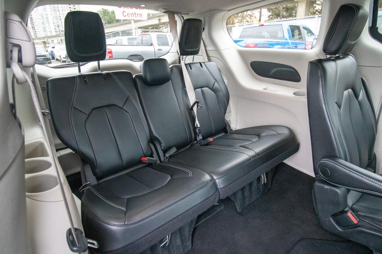 2023 Chrysler Pacifica Touring L Photo5