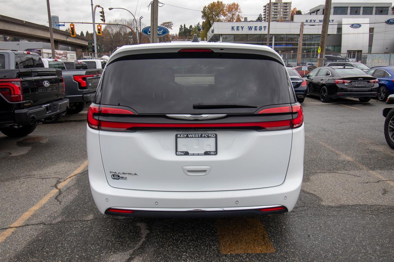 2023 Chrysler Pacifica Touring L Photo5