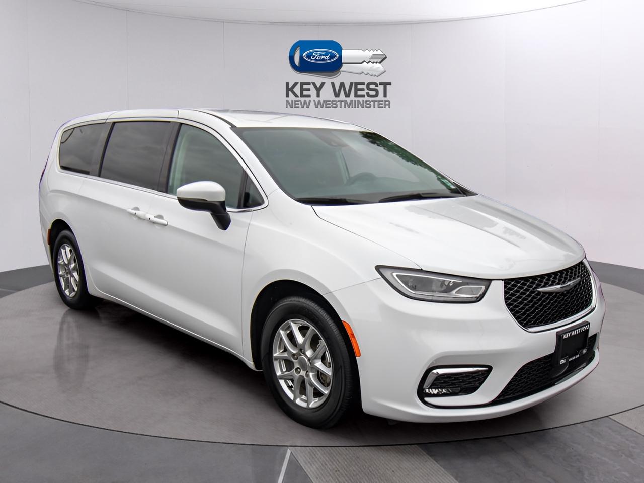 2023 Chrysler Pacifica Touring L Photo3
