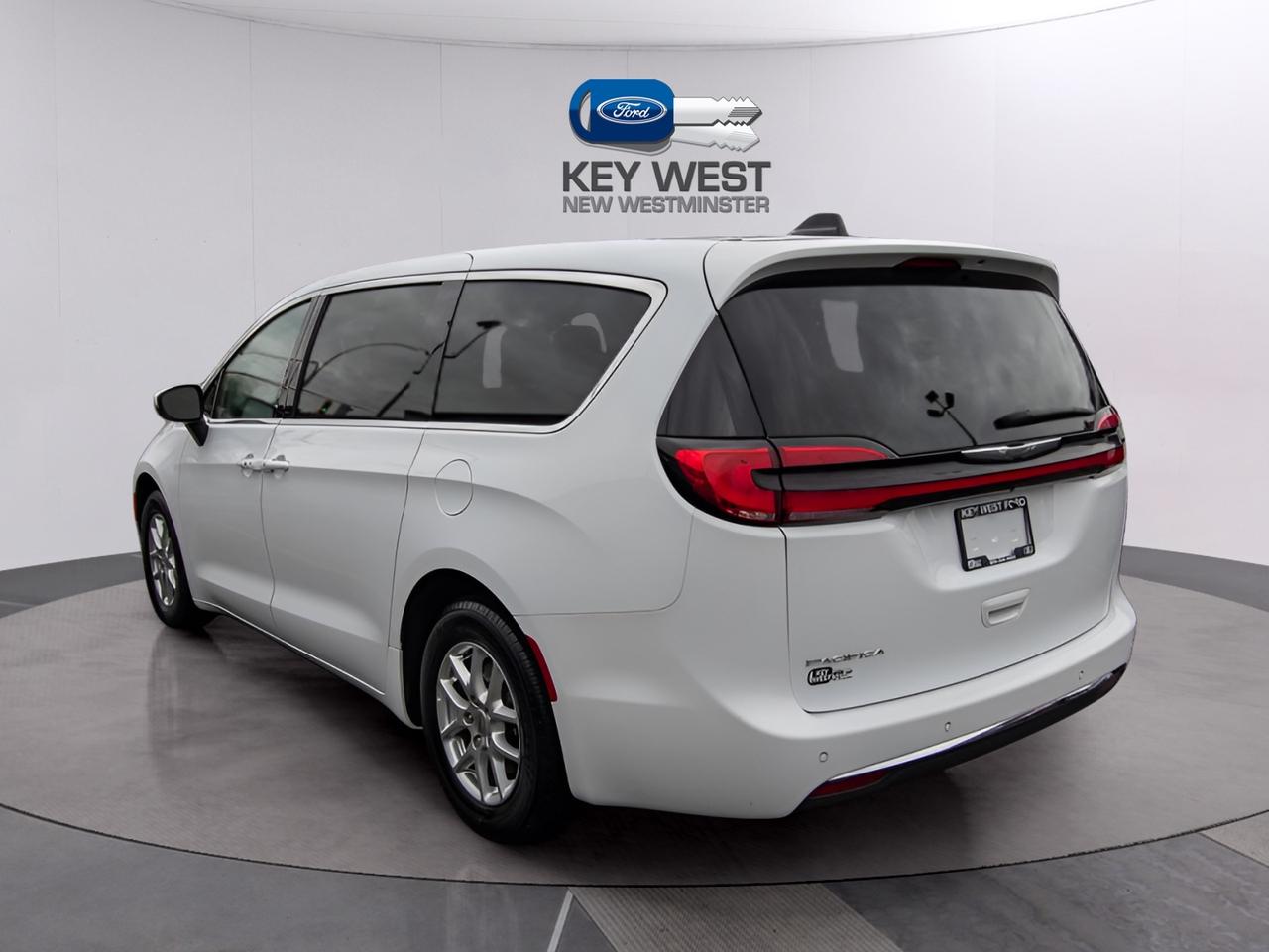 2023 Chrysler Pacifica Touring L Photo2