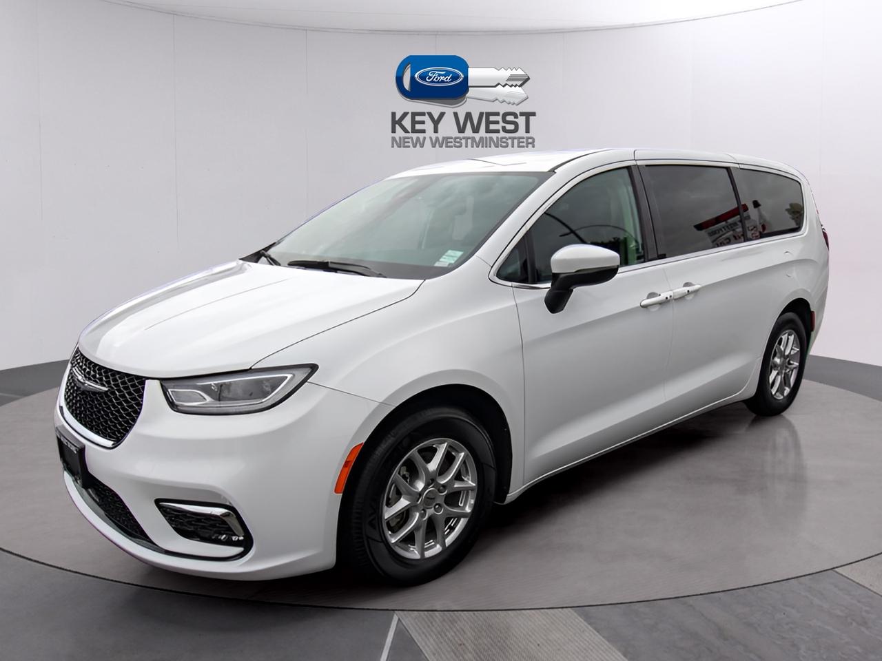 2023 Chrysler Pacifica Touring L Photo1