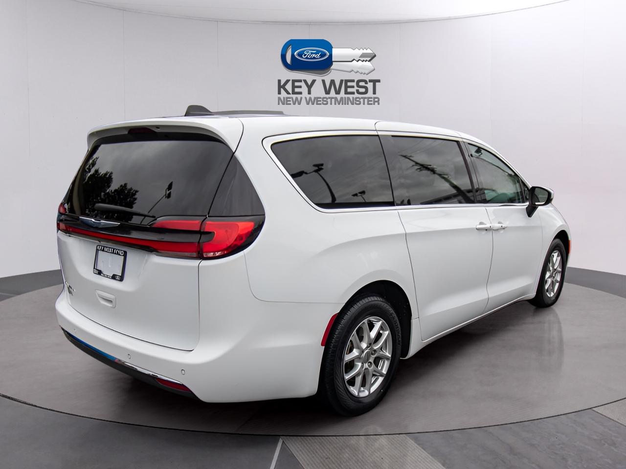 2023 Chrysler Pacifica Touring L Photo4