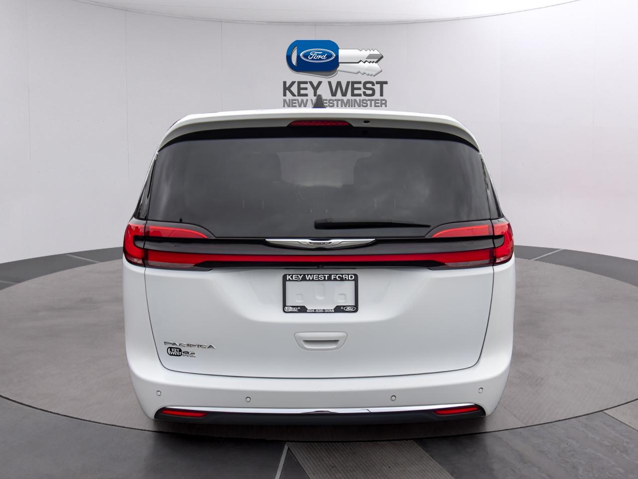 2023 Chrysler Pacifica Touring L Photo3