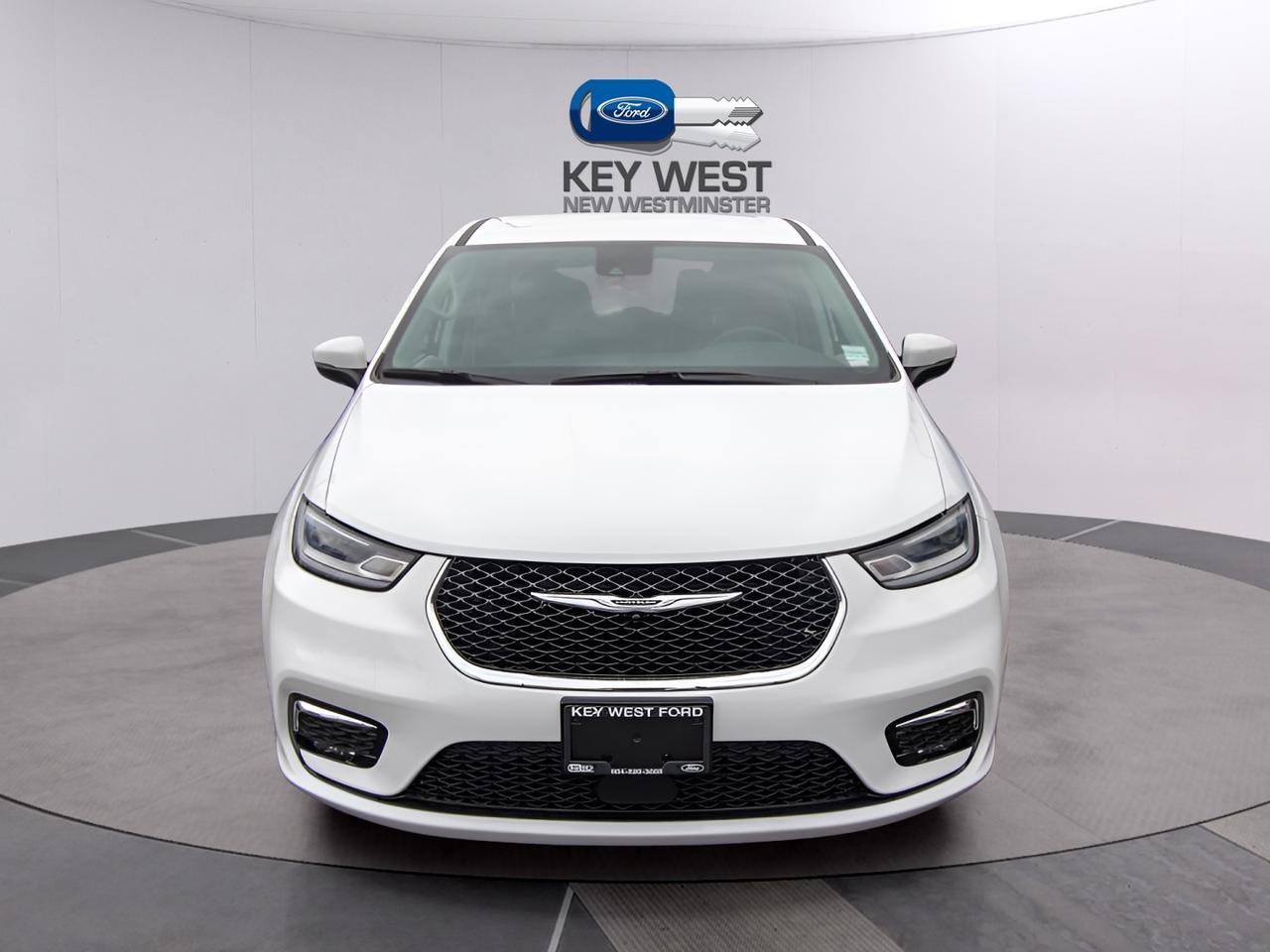 2023 Chrysler Pacifica Touring L Photo3