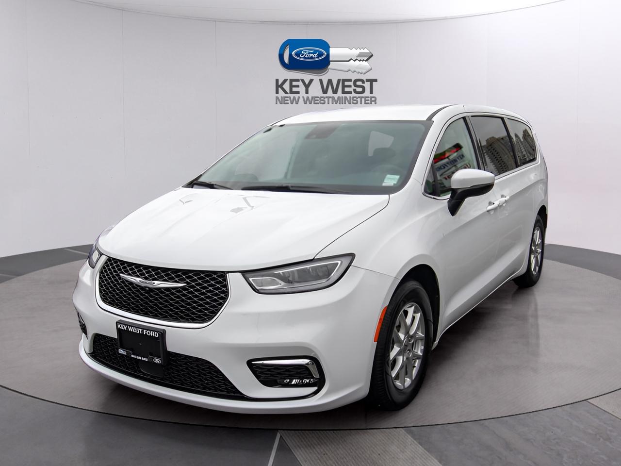 2023 Chrysler Pacifica Touring L Photo1