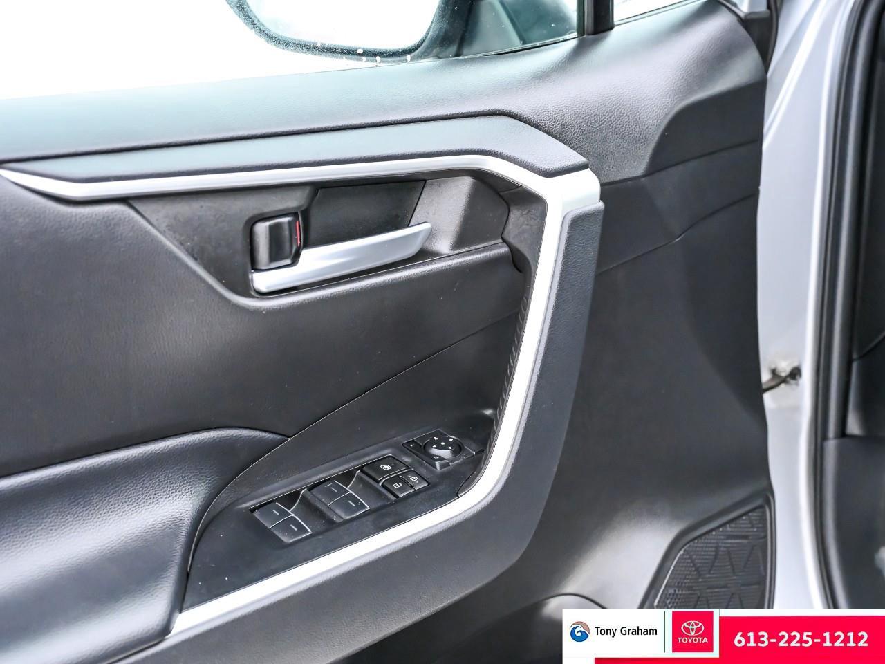 2023 Toyota RAV4 Hybrid XLE Photo