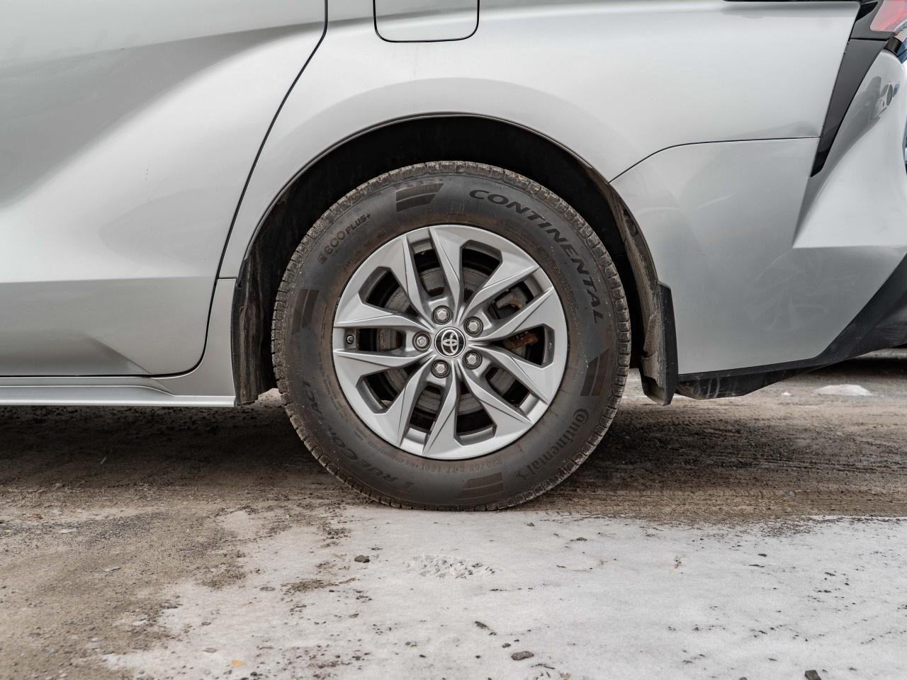 2021 Toyota Sienna XLE 7-Passenger AWD Photo