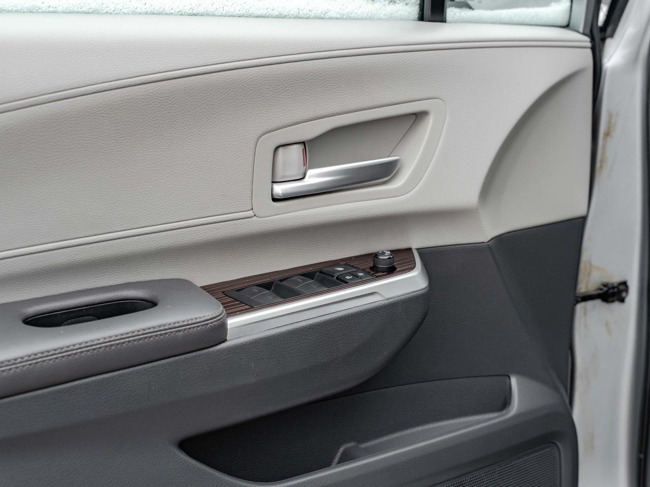 2021 Toyota Sienna XLE 7-Passenger AWD Photo