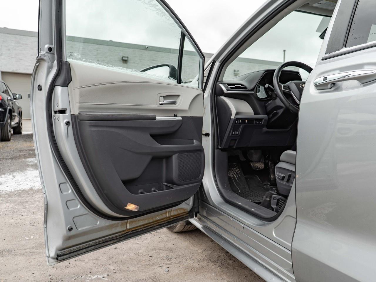 2021 Toyota Sienna XLE 7-Passenger AWD Photo